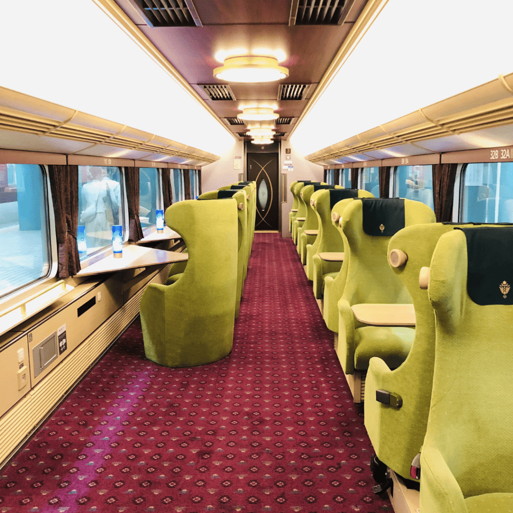 特急あおによし車内