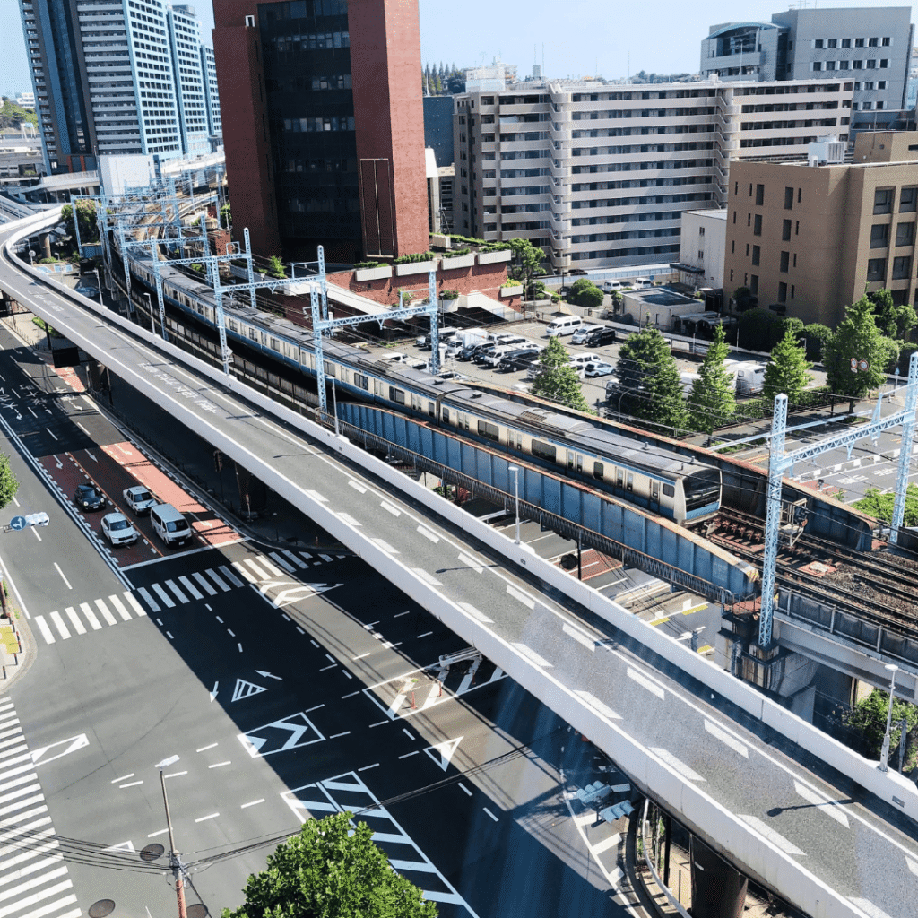 NISSAN STAR SUITEから見下ろす根岸線線路